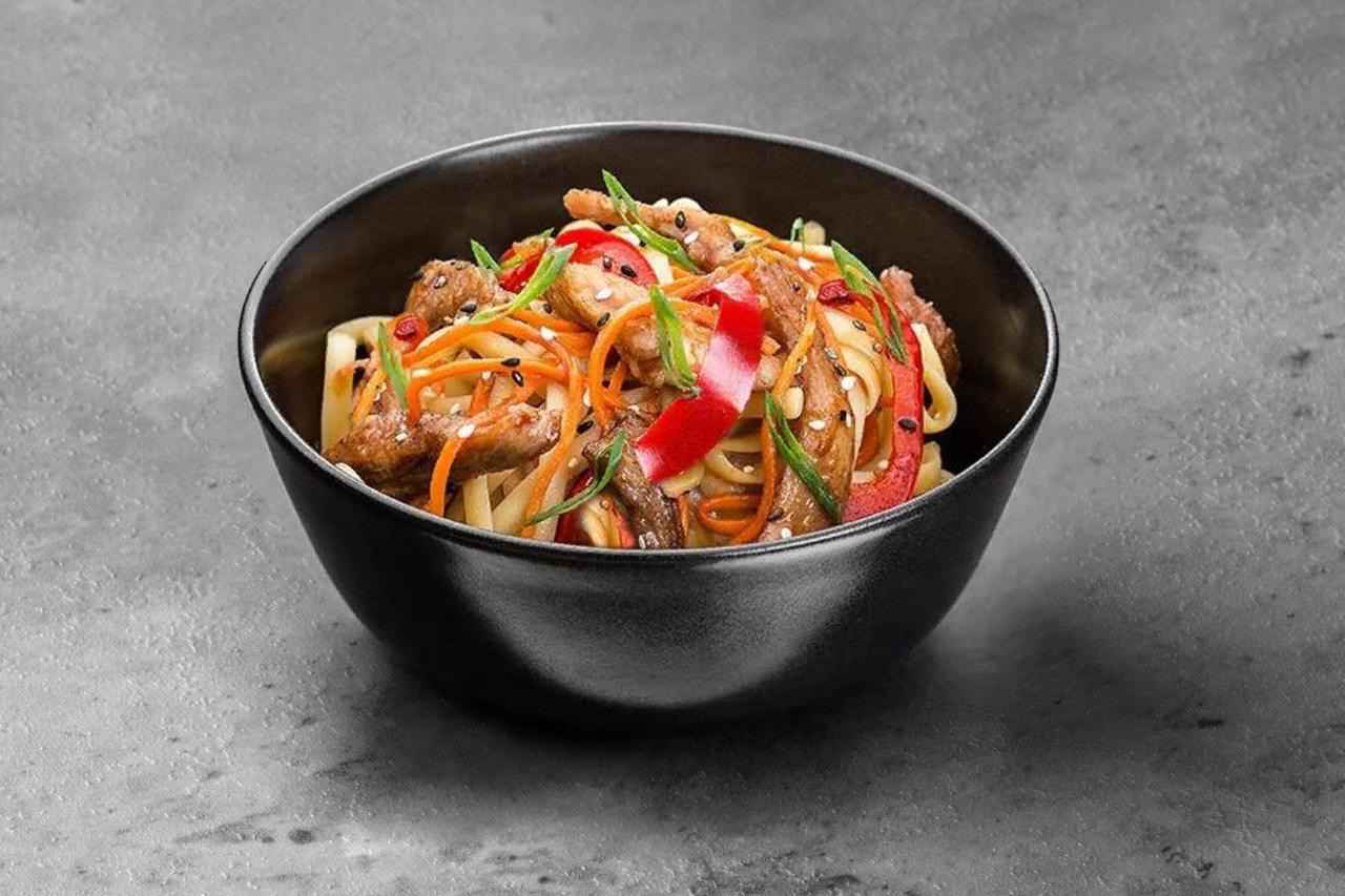 Вок с курицей в кисло сладком соусе чили