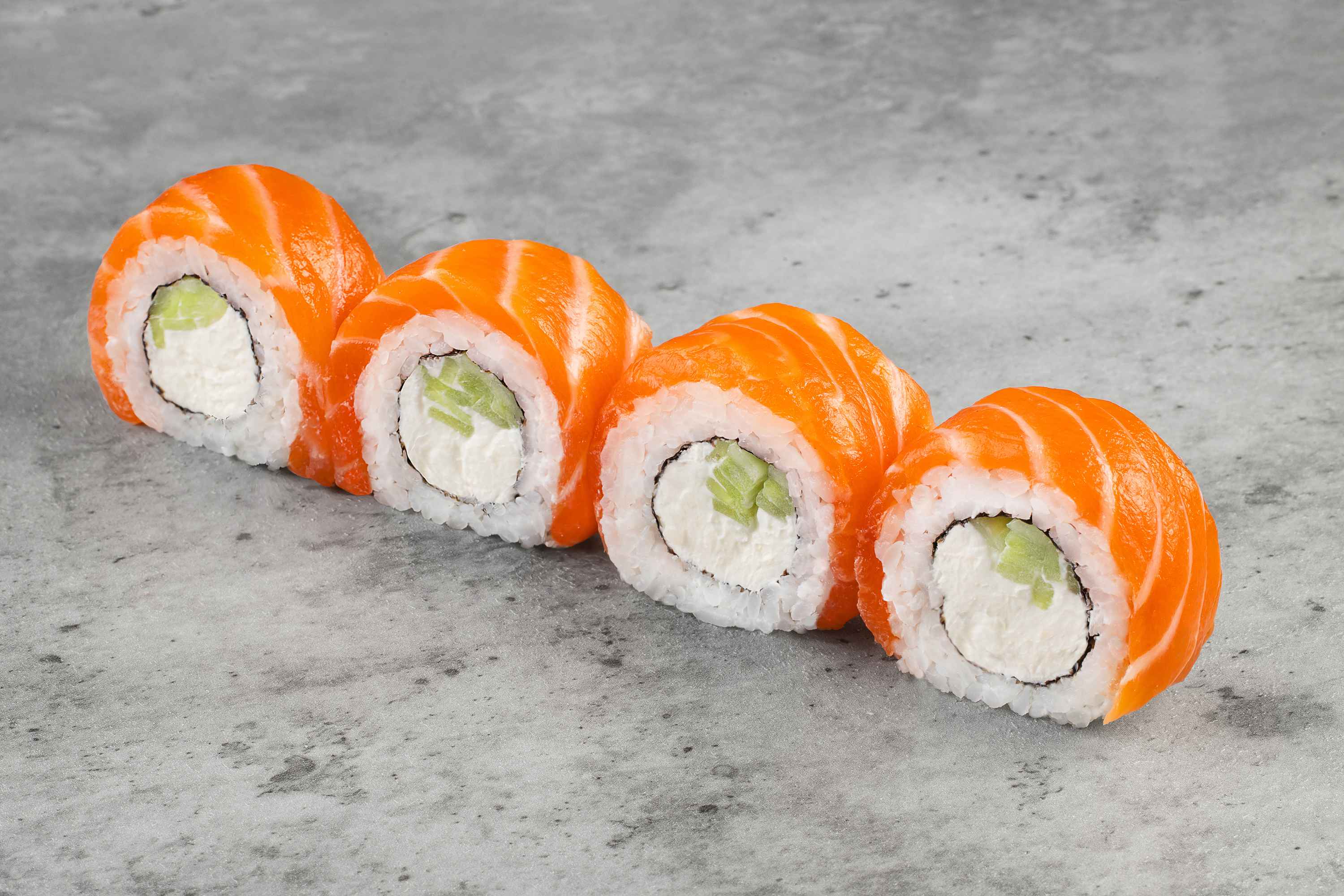 Филадельфия люкс с огурцом (добавки не включены)